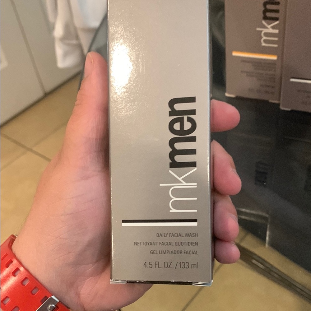 Mary Kay MKMen Skincare Set - Black and Gray - Picture 4 of 13